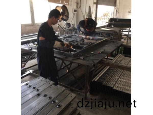 銲(han)接生(sheng)産(chan)車間(jian)